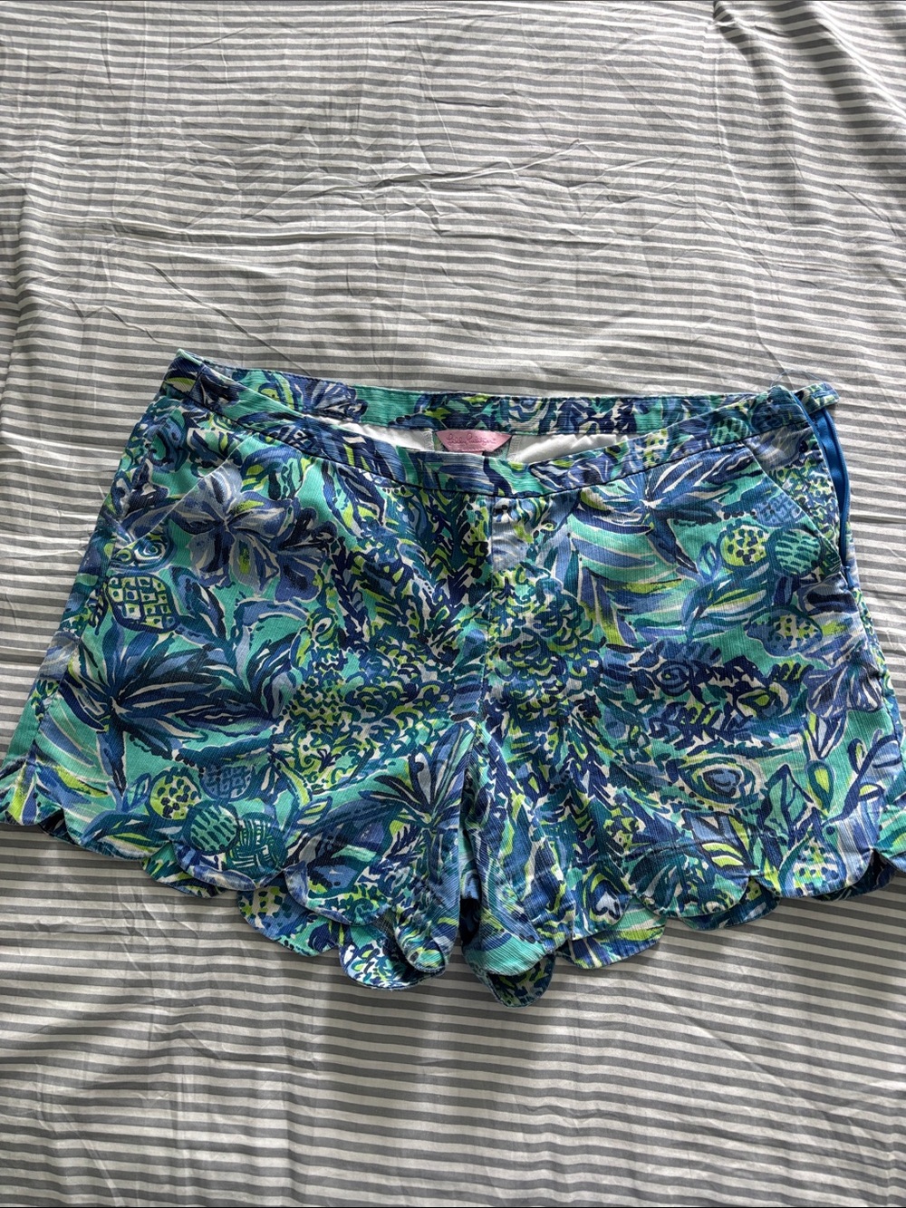 Lilly Pulitzer Bennet Blue Sneak a Beak print Scallop-Hem Shorts